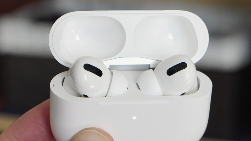 Giữ nút AirPods cho đến khi đèn có màu trắng